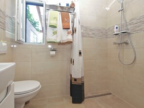Standard House, 2 Bedrooms (0460) | Bathroom
