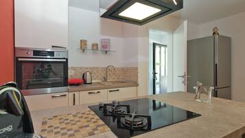 Standard House, 2 Bedrooms (0460) | Private kitchen | Fridge, oven, stovetop, dishwasher