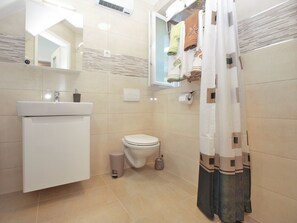 Standard House, 2 Bedrooms (0460) | Bathroom | Shower, hair dryer, towels - House 1708 (Barban)