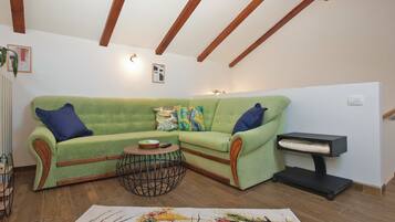 Standard House, 2 Bedrooms (0460) | Living area | TV