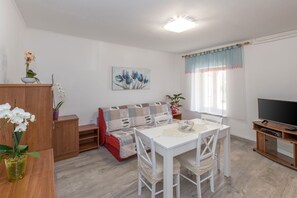 Apartamento estándar, 1 habitación (0461) | Zona de estar | Una televisión