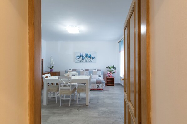 Standard Apartment, 1 Bedroom (0461) | Living area | TV - Apartment 1709 (Umag)