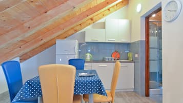 Standard Studio, 1 Bedroom (1713/17699) | In-room dining