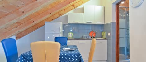 Standard Studio, 1 Bedroom (1713/17699) | In-room dining