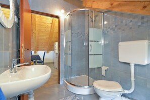 Standard Studio, 1 Bedroom (1713/17699) | Bathroom | Shower, hair dryer, towels - Apartment 1713 (Fazana)