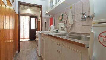 Standard House, 1 Bedroom (0463) | Private kitchen | Fridge, microwave, oven, stovetop