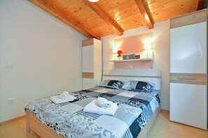 Standard House, 5 Bedrooms (0464) | 5 bedrooms, iron/ironing board, free cribs/infant beds, free WiFi - House 1719 (Fazana)