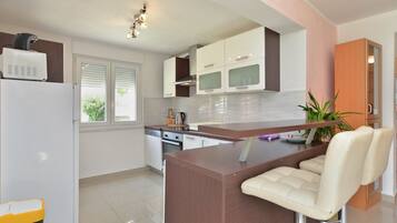 Casa estándar, 5 habitaciones (0464) | Cocina privada | Refrigerador, microondas, horno y parrilla de estufa