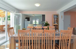 Standard House, 5 Bedrooms (0464) | In-room dining