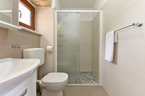 Standard House, 2 Bedrooms (0466) | Bathroom | Shower, hair dryer, towels - House 1735 (Vodnjan)