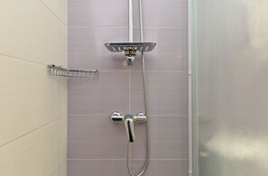 Nhà Ti êu chuẩn, 2 phòng ngủ (0466) | Phòng tắm | Buồng tắm vòi sen, máy sấy tóc, khăn tắm 