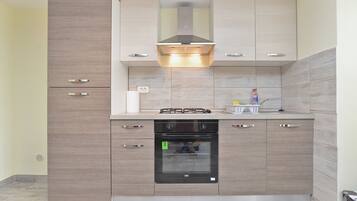 Standard House, 2 Bedrooms (0467) | Private kitchen | Fridge, oven, stovetop, electric kettle