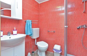 Maison Standard, 2 chambres (0467) | Salle de bain | Douche, sèche-cheveux, serviettes fournies