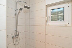 Appartement Standard, 2 chambres (1739/17996) | Douche de la salle de bain