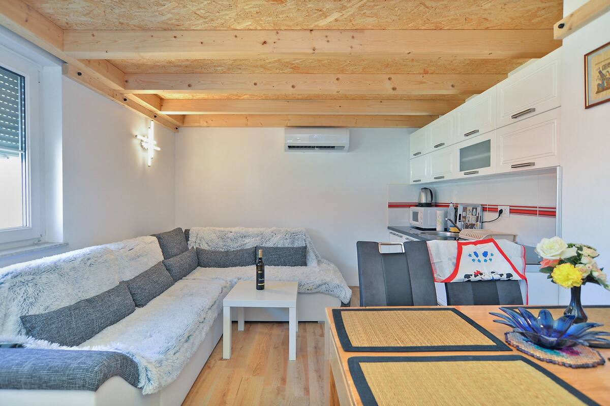 Standard-huoneisto, 2 makuuhuonetta (1739/17997) | Oleskelualue | Televisio