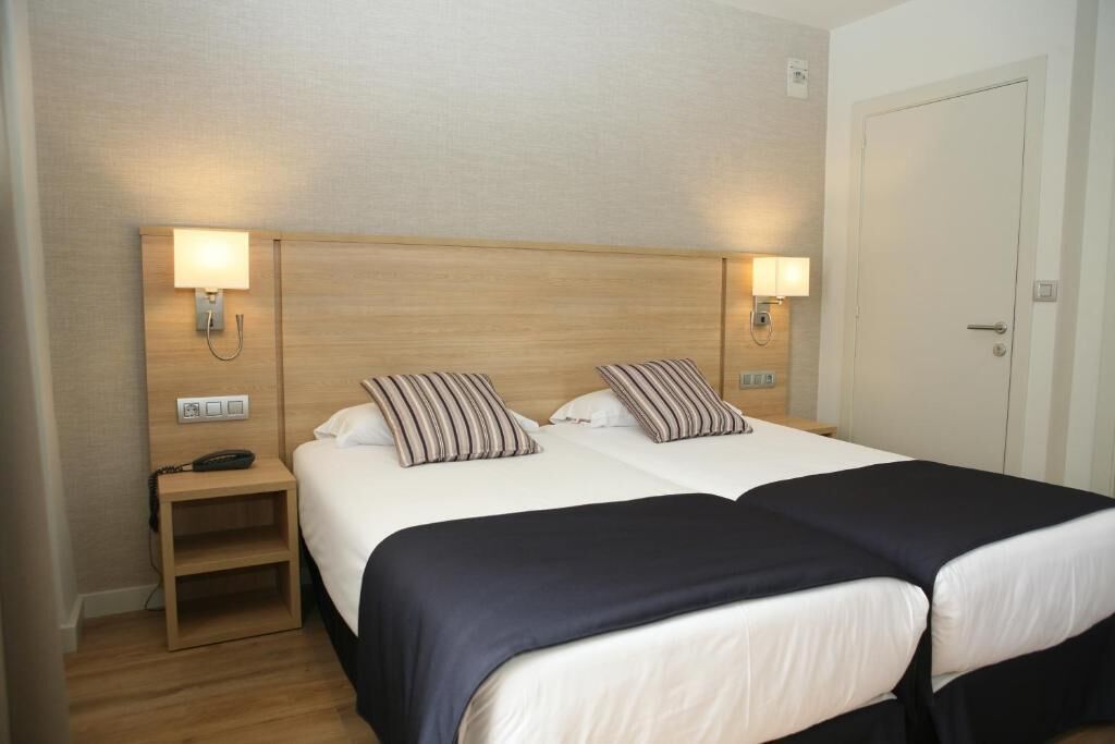 triple room | desk, laptop workspace, blackout curtains, free wifi