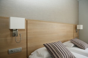 Desk, laptop workspace, blackout curtains, free WiFi - Hotel Terminus Puigcerdà (Puigcerda)