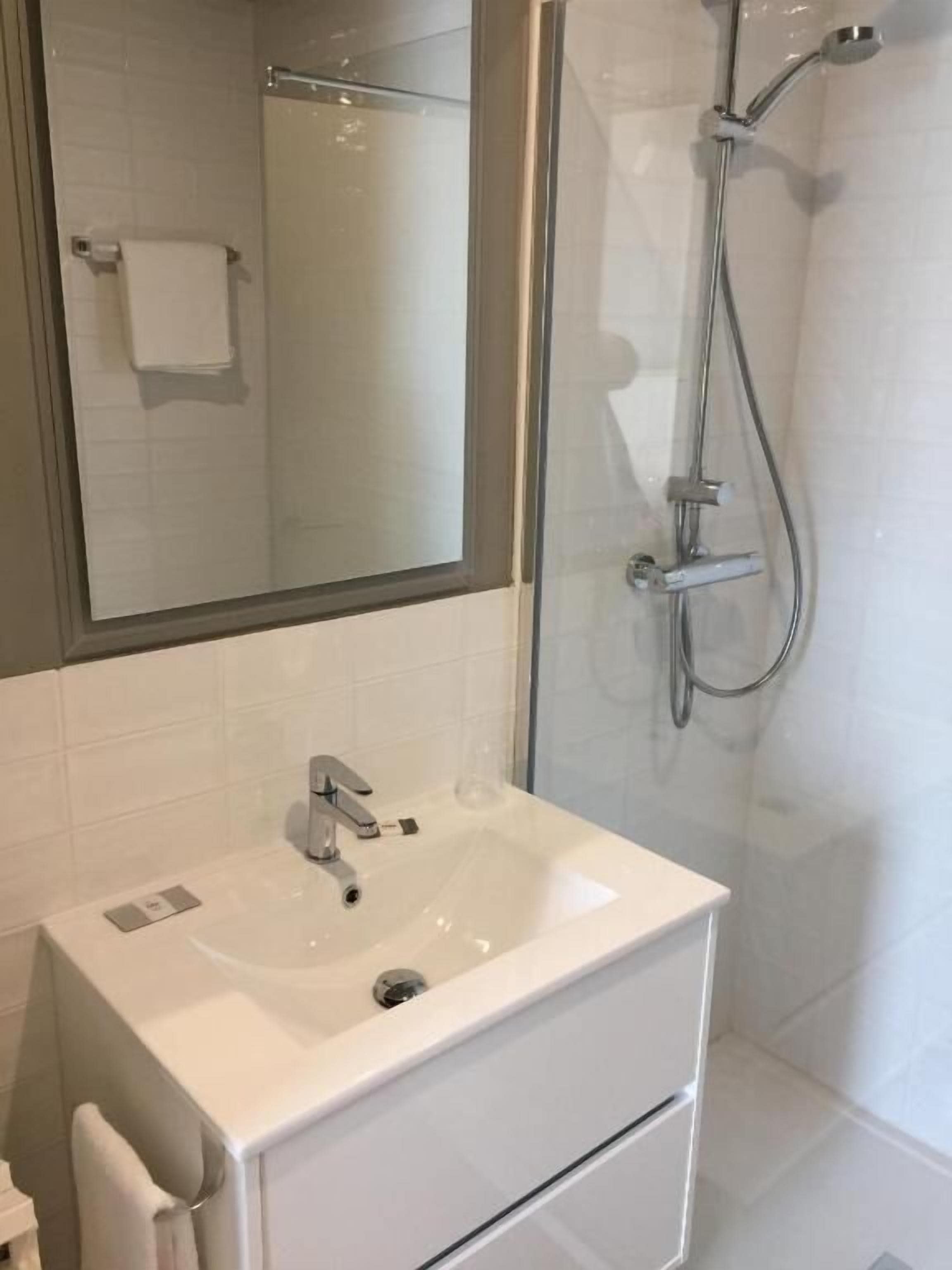 single room | desk, laptop workspace, blackout curtains, free wifi