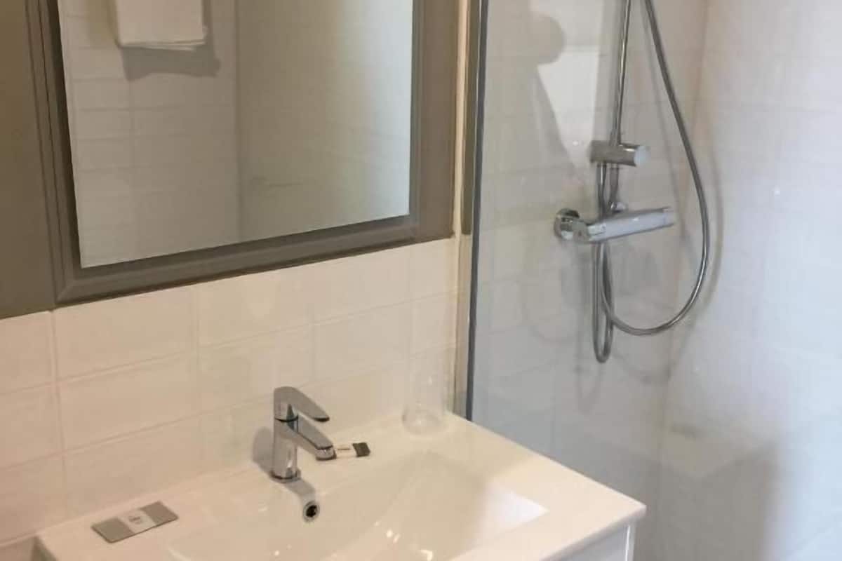 single room | desk, laptop workspace, blackout curtains, free wifi