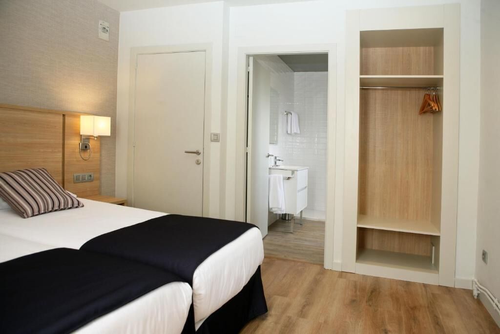 triple room | desk, laptop workspace, blackout curtains, free wifi