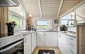 Køleskab, kogeplade, opvaskemaskine, kaffe-/temaskine