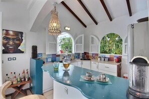 Geladeira, micro-ondas, fogão, lava-louças