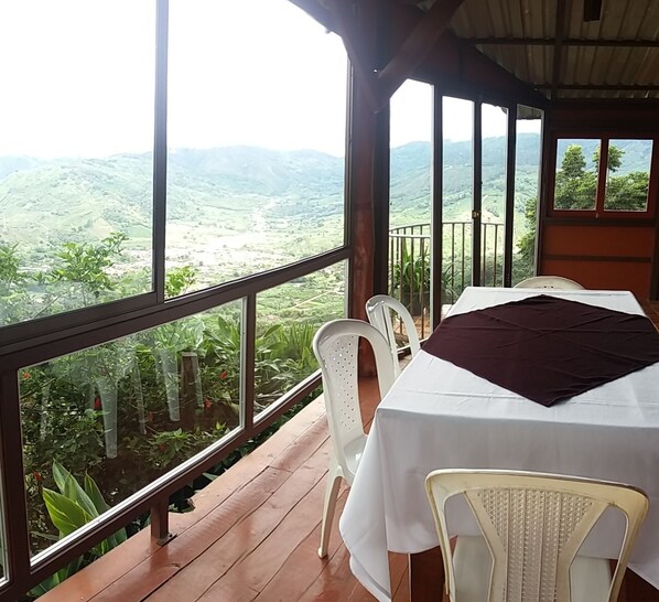 Frühstück, Mittagessen, Abendessen, lokale und internationale Küche