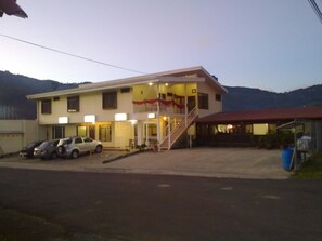 Front of property – evening/night - Hotel Valle Verde (Santa Maria)