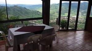 Frühstück, Mittagessen, Abendessen, lokale und internationale Küche