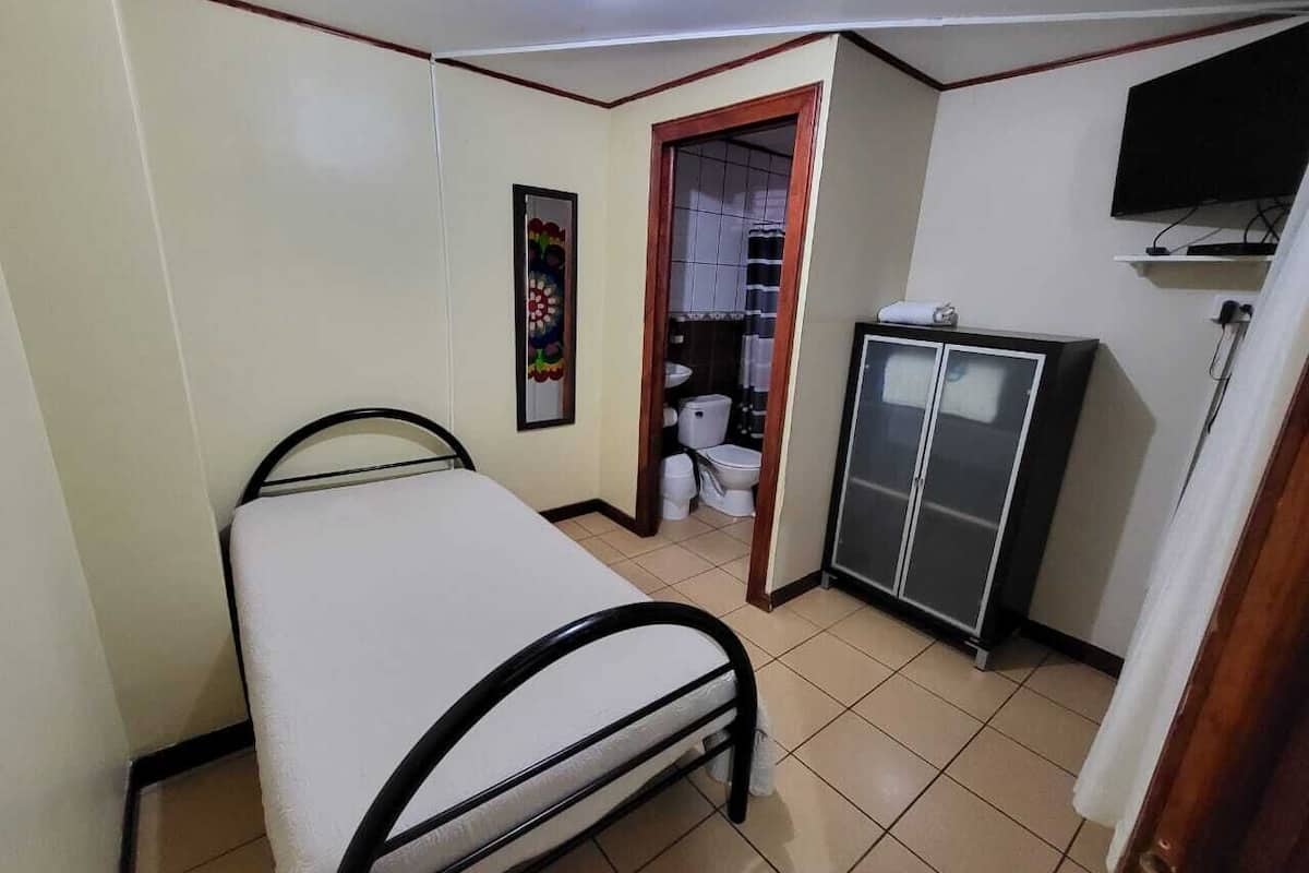 Single Room, 1 Single Bed | Desk, soundproofing, iron/ironing board, free WiFi