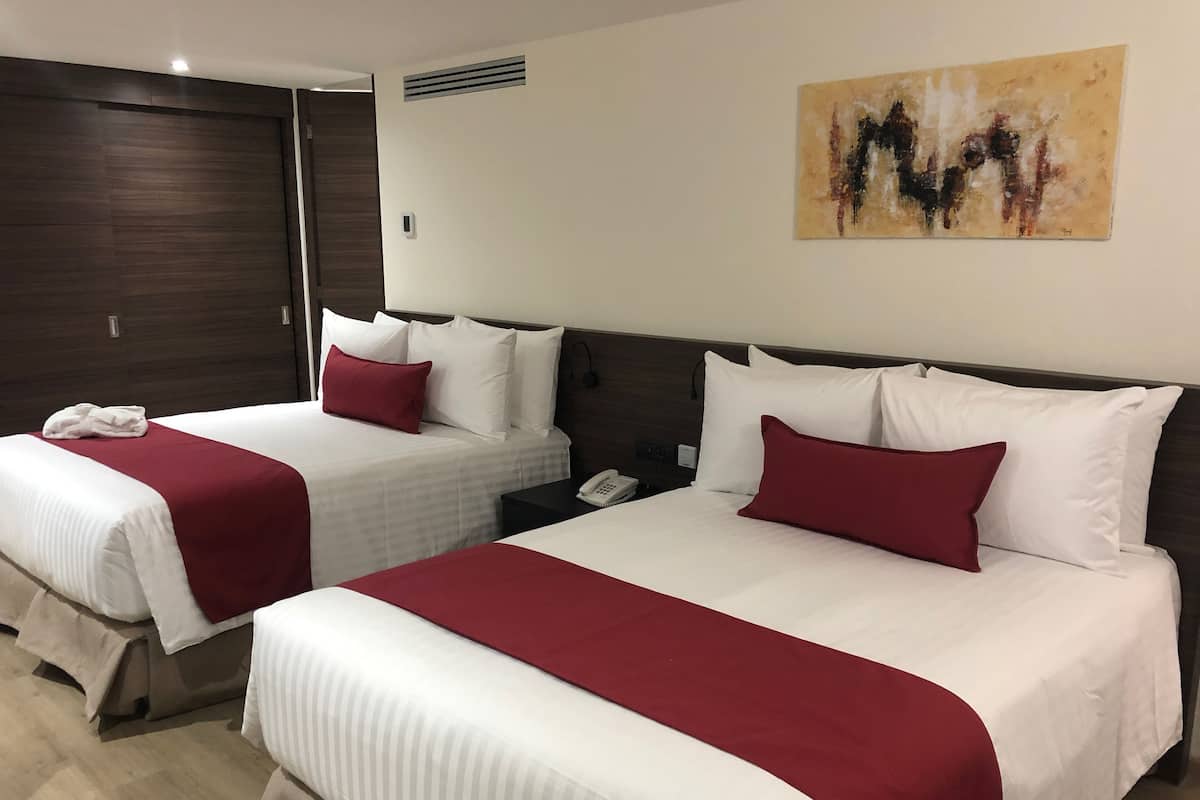 Suite, 2 Double Beds | 1 Schlafzimmer, hochwertige Bettwaren, Minibar, Zimmersafe