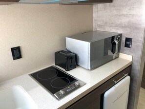 Frigorífico, microondas y cafetera o tetera
