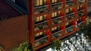Ein modernes Hotel mit mehreren Etagen, großen Fenstern und Balkonen.