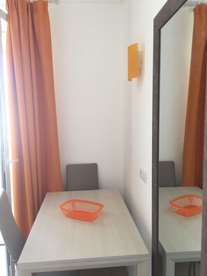 Chambre Double, 1 lit double et 1 canapé-lit, vue jardin | Cuisine privée | Réfrigérateur, four, batterie de cuisine, vaisselle et ustensiles