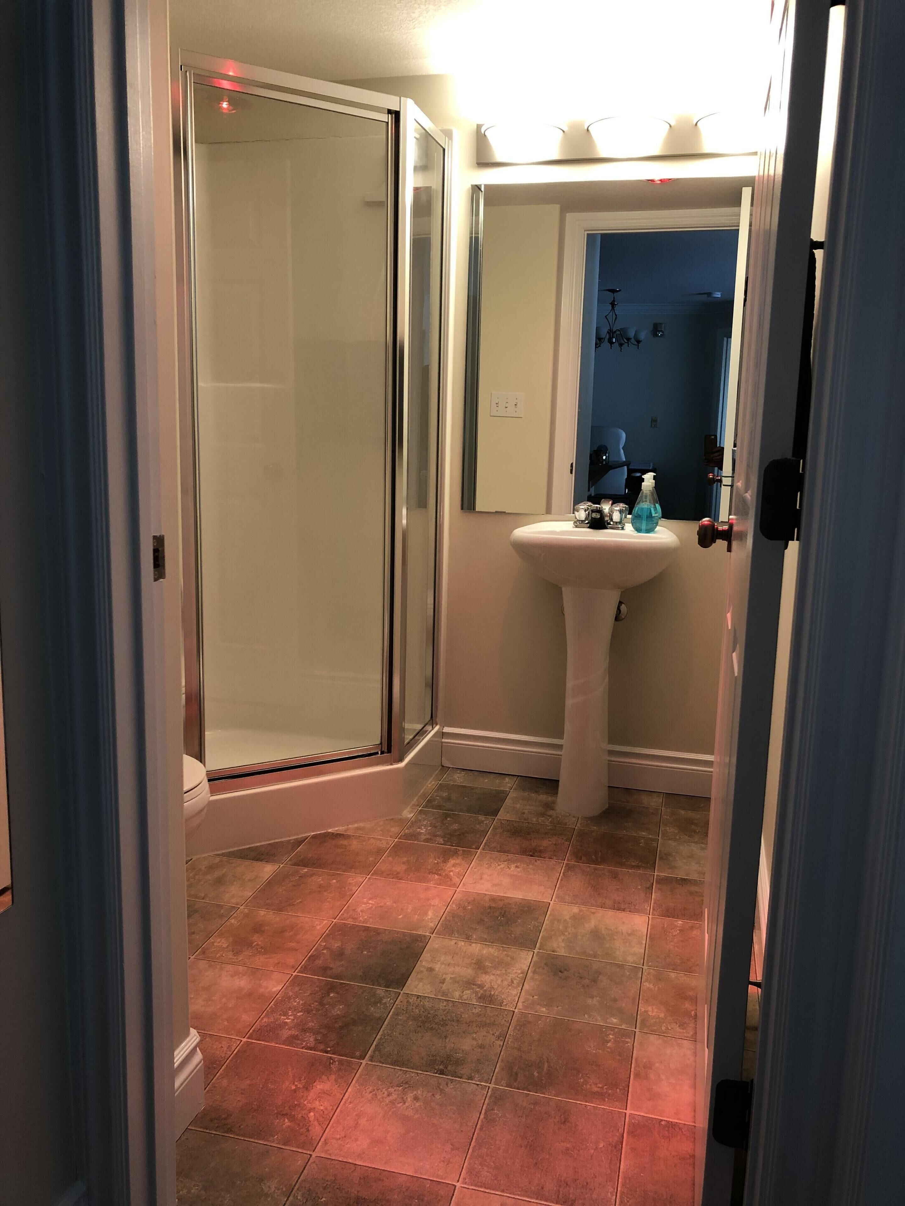 Kombination af bruser/badekar, boblebadekar, hårtørrer, håndklæder