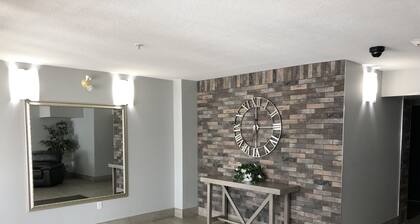 Last-minute Discounts! 2Bed 2Bath on the River - Convenient Central Location!