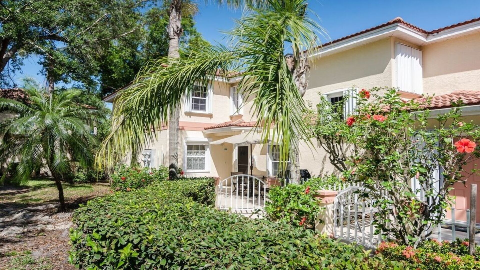 Naples Condo / Carriage Home with Tranquil Sunset Pond View
