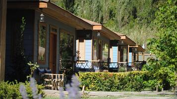 Escritorio, tabla de planchar con plancha y ropa de cama