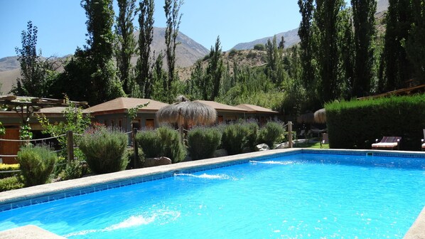 Außenpool, Sonnenschirme, Liegestühle