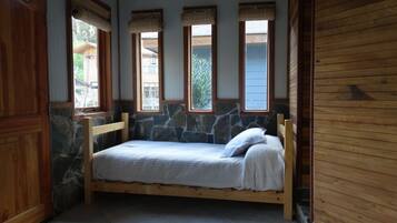 Habitación triple tradicional, varias camas, vista al jardín | Escritorio, tabla de planchar con plancha y ropa de cama