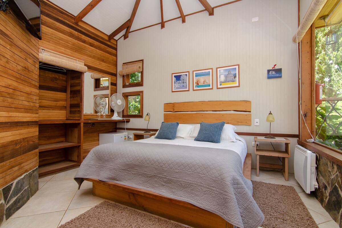 Habitación doble, 1 cama matrimonial | Escritorio, tabla de planchar con plancha y ropa de cama