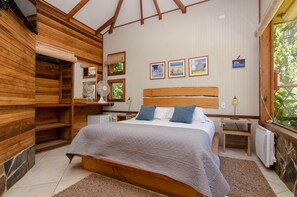 Escritorio, tabla de planchar con plancha y ropa de cama