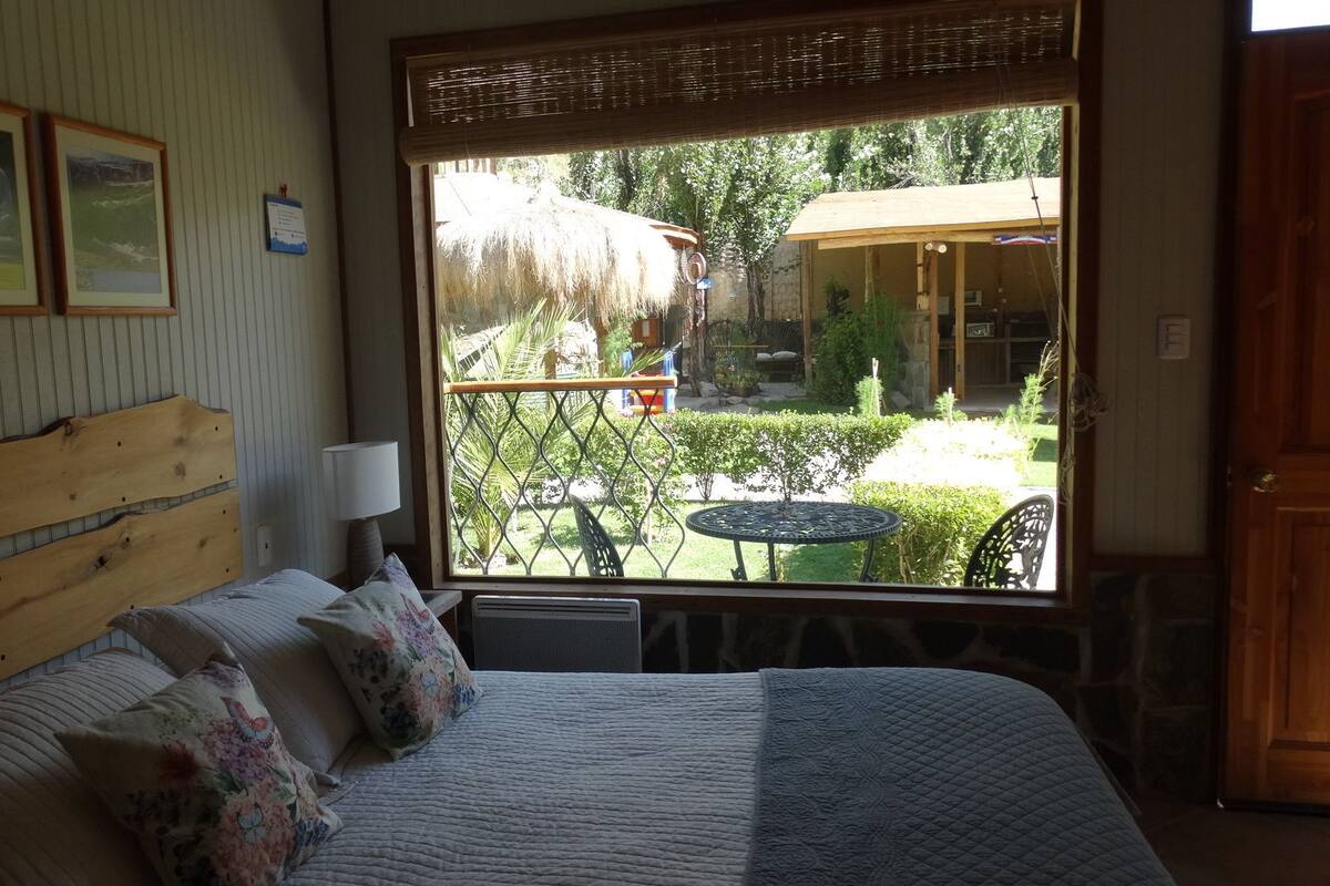 Habitació triple tradicional, diversos llits, vistes al jardí | Escriptori, planxa i posts de planxar i roba de llit 