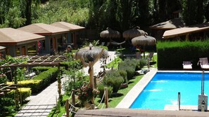 Outdoor pool, pool umbrellas, pool loungers - Faro del Valle (Paiguano)