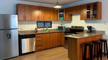 Lemari es, microwave, oven, dan kompor