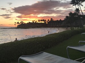 Perto da praia, espreguiçadeiras, toalhas de praia 