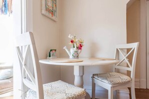 Dining - Cozy Apt Walkable to Shop, Eat & NYC Transport (Montclair)