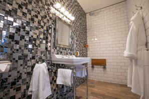 Shower, hair dryer, towels, soap - Dragon Hall Apartment - Number 82 The Unthank (Norwich)