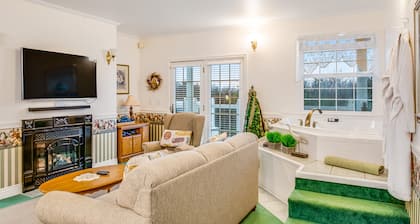 Romantic suite w/ fireplace, jetted tub & full kitchen