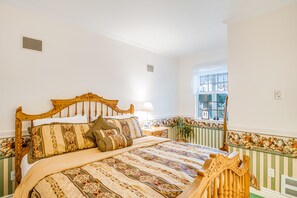 1 bedroom, WiFi, bed sheets - Romantic suite w/ fireplace, jetted tub & full kitchen (Ocean Shores)